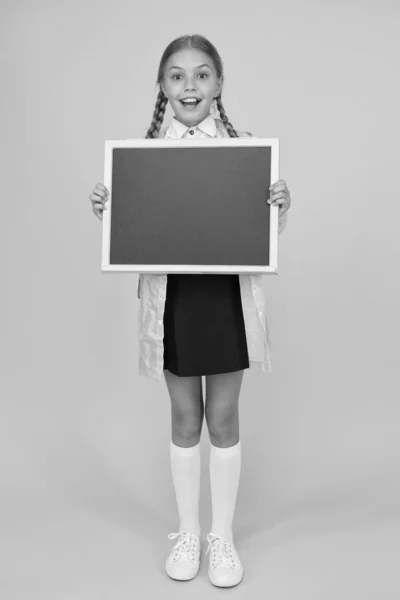 Estudante usar capa de chuva segurar espaço de cópia quadro em branco. Tecido impermeável para conforto. Acessório à prova de chuva. Roupas impermeáveis. Menina criança feliz usar capa de chuva. Manto impermeável. Previsão meteorológica — Fotografia de Stock