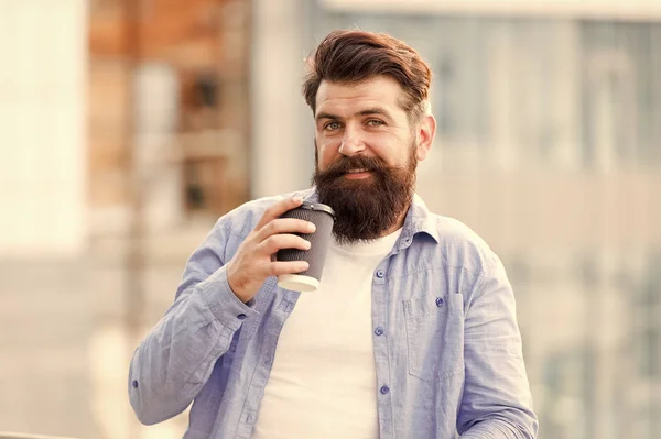 A fazer um gole. Grandes ideias vêm de um ótimo café. Um homem bebe um café. Homem barbudo relaxar ao ar livre. Conceito de pausa para café. viciado em cafeína. Café da manhã. Maduro hipster desfrutar de bebida quente — Fotografia de Stock