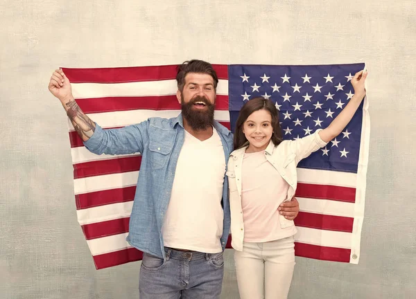 Come festeggiano gli americani il giorno dell'indipendenza. Padre e figlia con bandiera USA. Famiglia patriottica. Il giorno dell'indipendenza è la possibilità per i membri della famiglia di riunirsi e rilassarsi. Giorno di indipendenza giorno festivo — Foto Stock