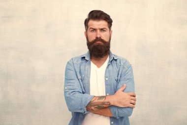 Bayım. Uzman. Sakallı adam gerçekten ayarlı. Vahşi Kafkas hippisi. Kendine güven. Profesyonel berber dükkanı. Sakallı, olgun bir hippi. Berber bakımı. Sıradan erkek modası. Denim bak.