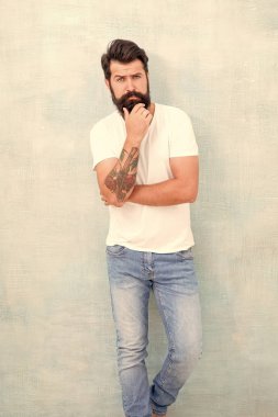 Seçiminden emin. Basit ve sıradan bir yaz. Acımasız maço gri duvar. Erkek şiddeti. Sakallı adam erkeklik saçıyor. Fiziksel çekicilik. Yakışıklı hippi pantolonu. erkek moda eğilimleri