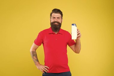 Adam yakışıklı sakallı berber şişe şampuan duş jeli tutun. Erkekler için şampuan kremi. Kozmetik plastik konteyner. Berber salonu. Kuaför berber konsepti. Tamamen organik deneyim