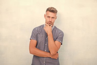 Dokunaklı çene. Adam olgun, iyi görünümlü bir model. Maço olmak ne demek? Berber kuaförü. Tüylü ve sakallı. Çekici, bakımlı, sakallı bir adam. Berber dükkanı konsepti. Kır Saçlı