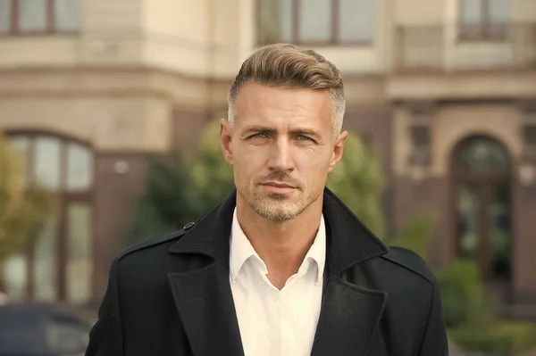 Yüz bakımı ve yaşlanma. Olgun yüzün güzelliği. Erkekleri daha çekici kılan özellikler ve davranışlar. Çekici, olgun bir adam. Gri saçlı ve kıllı, olgun bir adam. Erkekler yaşlandıkça daha çekici oluyorlar.