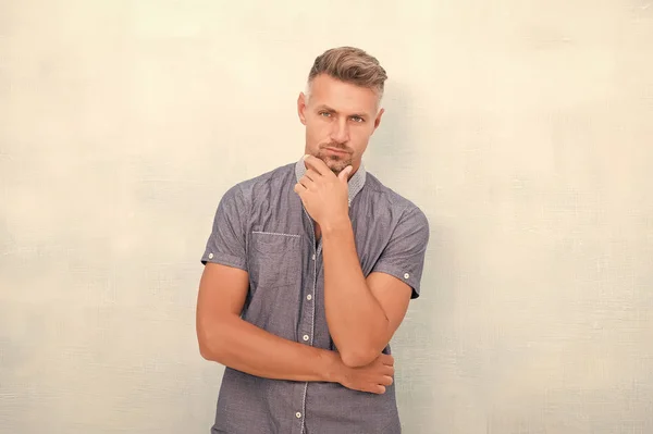 Tocando la barbilla. Hombre maduro modelo guapo. ¿Qué significa ser macho? Peluquería de peluquería. Cerdas y vello facial. Hombre atractivo bien cuidado vello facial. Concepto de barbería. Grizzle cabello — Foto de Stock