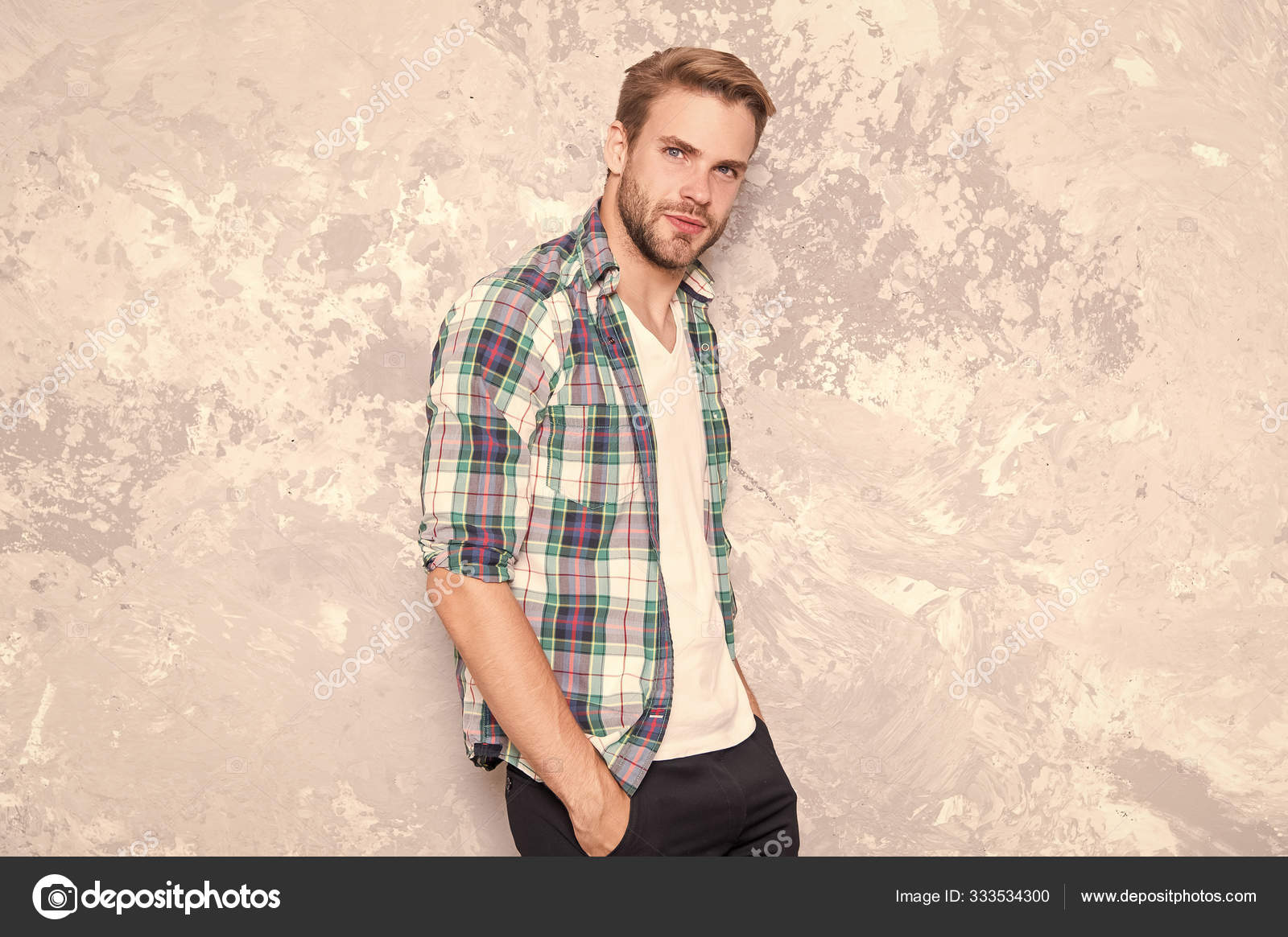 Concepto masculinidad. Hombre guapo estilo casual. Traje diario. Tienda de ropa. El tipo usa ropa casual