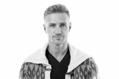 Erkekleri daha çekici kılan özellikler ve davranışlar. Çekici, olgun bir adam. Gri saçlı ve kıllı, olgun bir adam. Erkekler yaşlandıkça daha çekici oluyorlar. Yüz bakımı ve yaşlanma. Olgun yüzün güzelliği