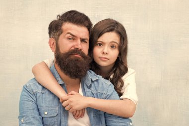 Sevimli baba ve sevimli çocuk. Baba ve kızı sarılmak ışık arka plan. Aile kucaklaşması. Baba kız ilişkilerini güçlendirmek. Çocuk ve baba en iyi arkadaşlar. Dostane ilişkiler. Babalar günü kavramı