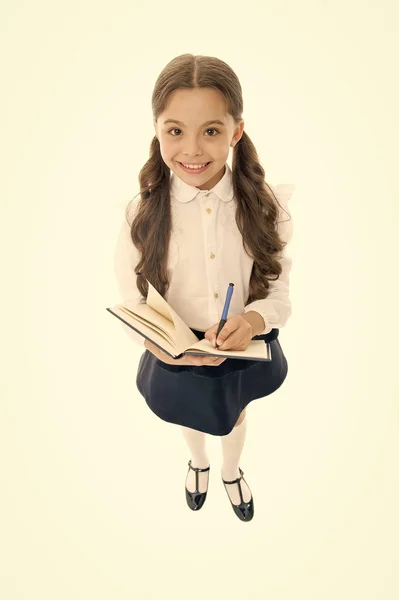 Redação de escrita. Menina com livro de cópia ou pasta de trabalho. Criança estudante perfeito pronto com lição de casa. Menina da escola excelente aluno preparado ensaio ou projeto da escola. A estudante usa uniforme escolar. Dia do conhecimento — Fotografia de Stock