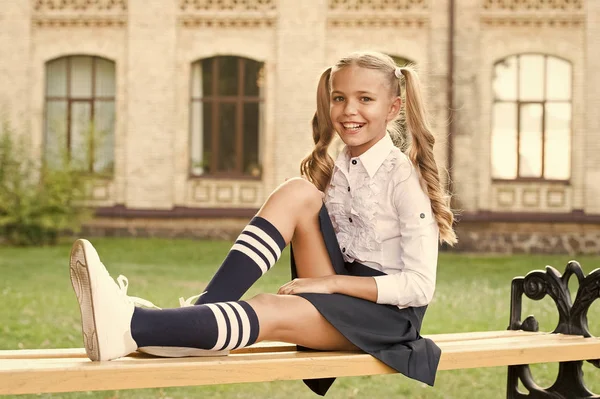 Trevliga minuter av vila. Dags att slappna av och ha kul. Koppla av på skolgården. Perfekt Schoolgirl avkopplande mellan klasserna. Balans i livet. Student bedårande barn i formell Uniform avkopplande utomhus — Stockfoto