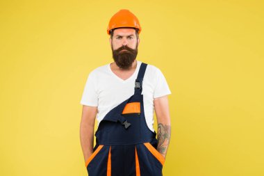 İşini çok seviyor. İş üniformalı inşaat mühendisi. Başlık takan bir adam. Güvenlik için kask tak. İnşaat uzmanıyım. Sakallı vahşi erkek işçi. O sadece bir zanaatkar. Mesleğinizi seçin