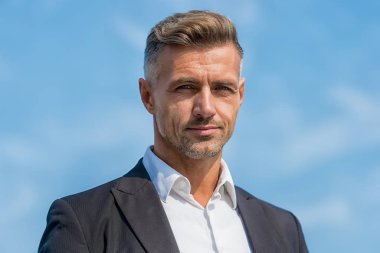 Kuaför salonu. Şık bir saç stili. Erkek yüzü. İş adamı konsepti. Yüz bakımı ve yaşlanma. Çekici, olgun bir adam. Gri saçlı, açık havada kıllı, olgun bir adam. Erkekler yaşlandıkça daha çekici oluyorlar.