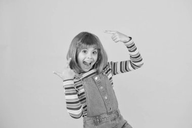 Renk değiştirin. Fantezi saç trendi. Parlak canlı saç modeli ile çocuk kız. Yapay peruk konsepti. Pigment boya saç. Kendini ifade etme özgürlüğünün artması. Boyama çocuk saç büyük şekilde yükseltme kostüm