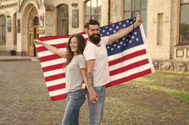 Ulusal tatil. Sakallı hipster ve kız kutluyor. 4 Temmuz. Amerikan vatanseverlik halkı. Amerikan vatandaşları birkaç ABD bayrağı açık havada. Vatanseverlik ruhu. Bağımsızlık günü. Amerikan geleneği