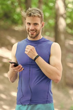 Başvuru formu hazırla. Akıllı telefonu ve akıllı saati olan sporcu koşuya hazır ol. Spor uygulaması ile çalışmak daha eğlenceli. Uygulama kullanarak çalıştırılacak rotayı ayarla. Akıllı telefon koşuya hazır.