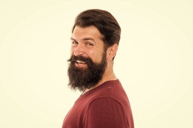 Sadece tıraş olmamam gerekiyor. Sakal kılları farklı oranlarda uzar. Uzun sakallı ve bıyıklı bir adam beyaz arka planda. Harika bir sakal bırakmak için ustura ve makasınızı bırakın ve bekleyin.