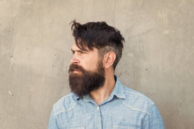 Erkeksi hissediyorum. Bıyık ve sakal stili. Yüz kılı tedavisi. Sakallı hippi vahşi adam. Moda modası sakal tımar etme. Vahşet ve güzellik. Erkeklik kavramı. Berber dükkanı sakalı.