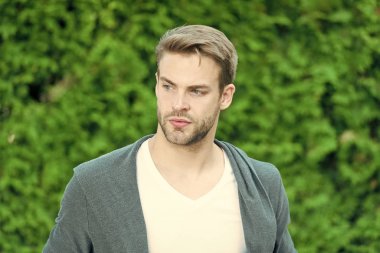 İnsan gerçek güzelliğin ne olduğunu bilir. Yakışıklı adam traşsız yüz ve şık sarı saçlı. Yakışıklı beyaz adam doğa yeşil arka plan. Sakallı adam rahat tarzı. Sadelik, iyi tat ve damat