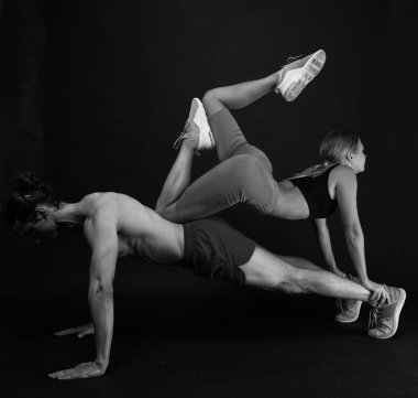 Sportif aile. Birkaç antrenman. Kas egzersizleri. Beden eğitimi hocası. Antrenman kıyafetleri. Destek hissediyorum. Sporcu, formda bir kızla antrenman yapıyor. Çiftler arası spor