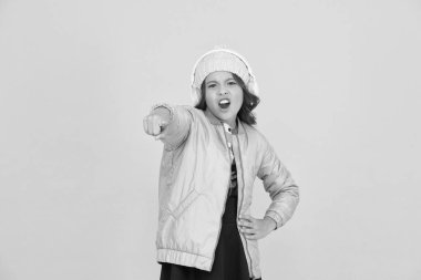 Hey sen! Küçük kız işaret ediyor. Küçük çocuk sarı arka planı işaret ediyor. Sözsüz iletişim olarak işaret eden bir hareket. Bir şeyi işaret ediyor. Okul promosyonuna dönelim.