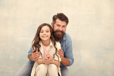 Babama güvenirim. Mutlu baba küçük kızına güven veriyor. Sakallı adam ve küçük kız çocuğu güven bağı paylaşıyorlar. Aile güveni ve sevgi