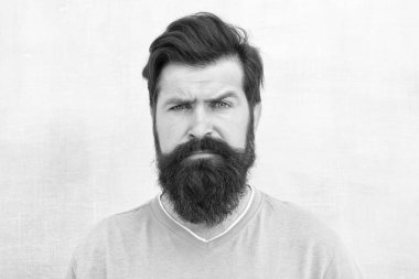 Krem arzulanan görünüş için. Hippi berber. Berber konsepti. Erkeklik ve vahşet. Berber ve kuaför servisi. Şık bıyıklı sakallı adam. Yüz kıllarının da kondisyona ihtiyacı var