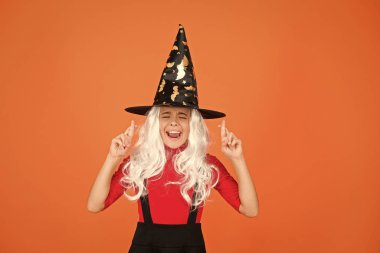 Umut büyüsü işe yarıyor. Cadı kostümü giymiş küçük bir çocuk. Cadılar Bayramı partisi. Siyah cadı şapkalı küçük kız. Sonbahar tatili. Kutlamaya katıl. Sihirli büyü. Beyaz saçlı küçük bir cadı. Büyücü ya da sihirbaz