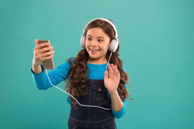 - Merhaba. Uzun saçlı çocuk kulaklıkla selfie çekiyor. Küçük çocuk akıllı telefondan çalma listesi yapıyor. Küçük kız mp3 çalar kullanıyor. Modern hayatta okumak. Liseli kız dijital cihaz kullanıyor. Çocuklar için gündelik moda