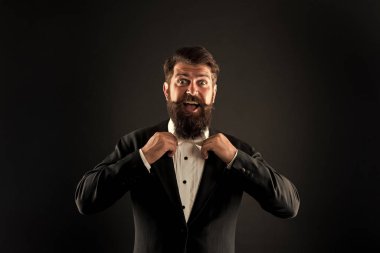 Resmi etkinlik kıyafet kuralı. Klasik bir tarz. Klasik bir kıyafet. Mükemmel damat. Papyonlu sakallı adam. İyi giyimli, titiz. Hipster resmi takım elbise smokini. Eski ve klasik arasındaki fark