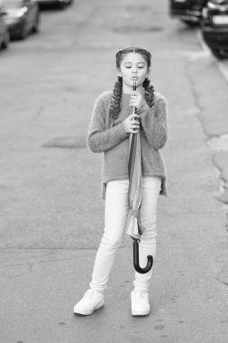 Tasasız hafta sonu yürüyüşü. Her havaya hazırım. Uzun saçlı kız, katlanmış şemsiyeli sonbahar havasıyla karşılaşıyor. Sonbahar sezonu. Renkli düşüş aksesuar olumlu etki. Sonbahar havanı aydınlat.