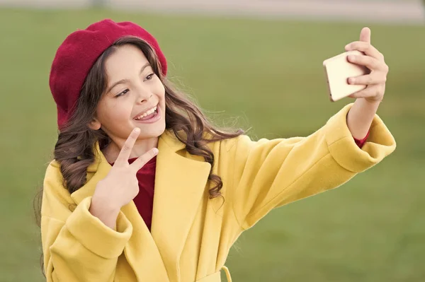 Videóhívás koncepció. Modern kommunikáció. Lány hold smartphone csinál selfie. Szelfi a közösségi oldalakra. Streaming online vagy forgatás vlog. Gyermek lány tartani okostelefon. Alkalmazás okostelefonra — Stock Fotó