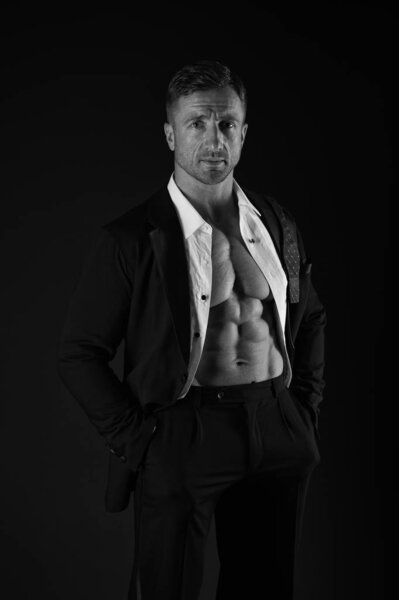 харизматичный мужчина с мускулистым животом. уверенный бизнесмен после трудного дня. быть соблазненным. сексуальный мужчина в черном костюме. Позволь мне быть твоей валентинкой. утренний мужской уход. подготовка к дате
