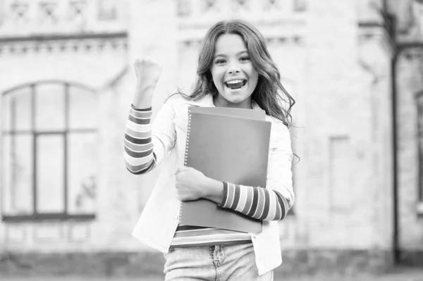 Aluno de sucesso. Educação moderna. Kid sorrindo menina estudante da escola segurar livros didáticos livros para estudar. Educação para crianças dotadas. Tomando curso extra para uma aprendizagem mais profunda. Educação escolar — Fotografia de Stock