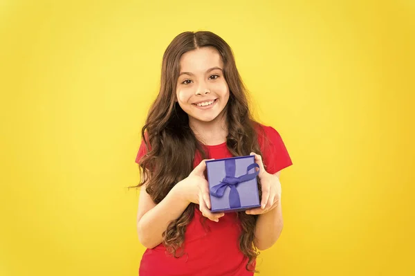 Me siento agradecido por el buen regalo. Sorpresa y agradable caja de regalo. Niño feliz bodega caja de regalo. Niña encantada regalo. Sorpresa inesperada. Celebra el cumpleaños. Los niños adoran el regalo de cumpleaños. Bono extra —  Fotos de Stock