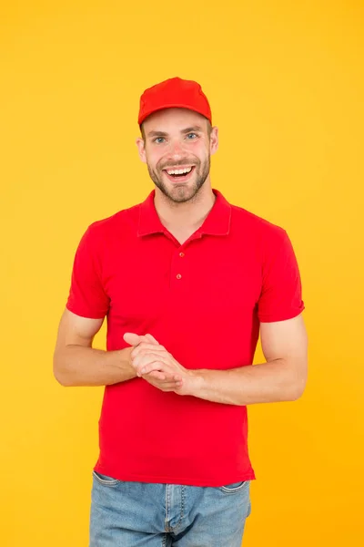 Winkelbediende. Knappe vent kassier uniform. Het personeel van het restaurant gezocht. Graag gedaan. Supermarktkassier. De bezorgdienst draagt een rode pet. Winkelassistent. Bezorger van voedselbestellingen. Kassier beroep — Stockfoto