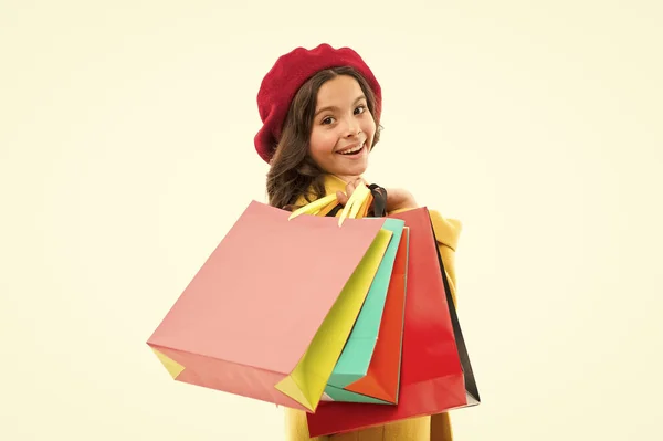 Hallo herfstverkoop. Gelukkig meisje houdt boodschappentassen vast. Klein kind genieten van seizoen verkoop. Zwarte vrijdag en cyber maandag verkoop. Verkoop, winkel nu — Stockfoto