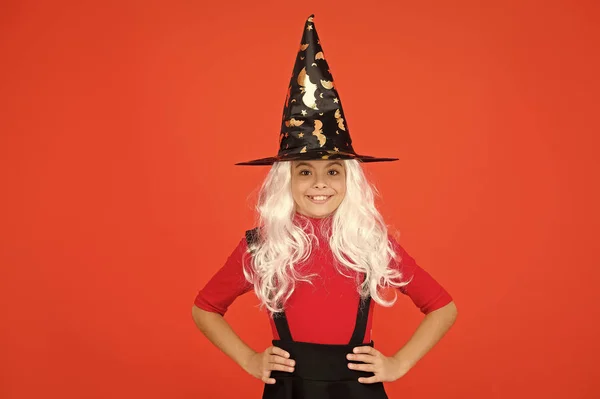 Una bruja disfrazada. Niña con disfraz de bruja. Fiesta de Halloween. Niña con sombrero de bruja negro. Vacaciones de otoño. Únete a celebración. Conjuro mágico. Pequeña bruja de pelo blanco. Asistente o mago — Foto de Stock