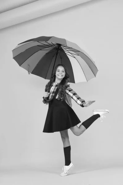Çok güzel. Küçük kız renkli şemsiye. Parlak sonbahar tarzı. Okula giderken dans ettim. Mutlu çocuk yağmuru korudu. Hayatı renklendir. Okul zamanı. İyi hava tahmini. Şemsiyemin altında — Stok fotoğraf