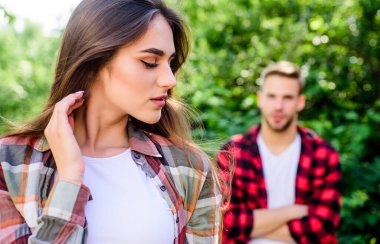Âşık ol. Saf duygular. Romantik randevu konsepti. Güzel insanlar. Hippi bir adam güzel bir kıza aşık oluyor. Sıradan bir toplantı. İlk görüşte aşk. Eğer bir kadın ondan hoşlandığını bilirse nasıl tepki verir?