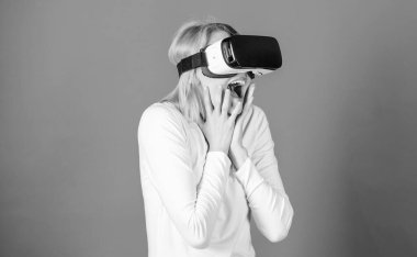 Genç kadın bir sanal gerçeklik kulaklık kullanarak kavramsal ağ lines.3d teknoloji, sanal gerçeklik, eğlence, siber ve insanlar kavramı ile. VR deneyimi.