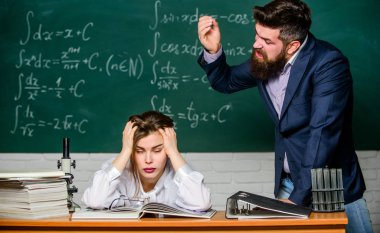 Azarla ve cezalandır. Daha fazla çaba göstermelisin. Çalışma hakkında tartışıyorlardı. Çatışma durumu. Okul çatışması. Talep eden bir öğretim üyesi. Öğretmen ciddi sakallı adamın öğrenci kızla anlaşmazlığı var.