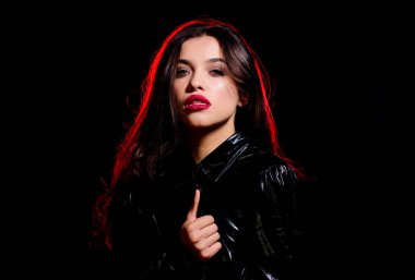 Vampir estetiği işte. Kırmızı dudaklar dumanlı gözler. Tutkulu bir bayan. Arzu kavramı. İçinde vahşi bir enerji var. Kusursuz bir görünüm. Gizemli tutkulu model. Çekici, çekici kadın makyajı