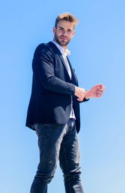 Kendine güvenen yakışıklı iş adamı. Yakışıklı bir manken. Mavi gökyüzü arka planında resmi takım elbiseli yakışıklı bir adam. Ofis çalışanı. Kusursuz görünüyorsun. Çalışmaya hazırım. Erkek modası. Resmi biçim