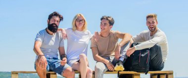 Yaz tatili. Neşeli arkadaşlar rahatlıyor. Kaygısız arkadaşlar. Gerçek dostluk. En yakın insanlara karşı samimi olmak. Erkekler ve kadınlar doğa hakkında konuşuyorlar. Arkadaşlarla vakit geçirmek. Fikirleri tartışıyoruz.