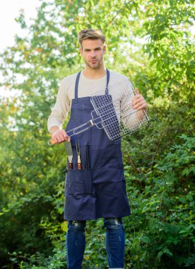 Mükemmel piknik. Mangal ızgarası. Aile hafta sonu gezisi. Yaz pikniği. Mutfak konsepti. Şef bbq yemeği pişiriyor. Açık havada et kızartmak için aletler. piknik malzemeleri. Açık hava parti hafta sonu