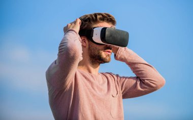 Dijital gelecek ve yenilik. Siber uzay. Sanal gerçeklik. Kablosuz sanal gerçeklik gözlüklü yakışıklı adam. Oyun online. Sanal gerçeklik gözlükleri. Artırılmış gerçeklik. Oyuncu konsepti. Modern teknoloji