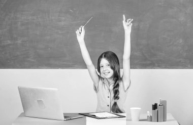 Online kurs. Online okul. Öğrenci çalışma dijital teknoloji. Eğitici içerik. Schoolgirl internette sörf yapıyor. Ebeveyn danışmanlığı kavramı. Online eğitim. Uzaktan eğitim. Video derslerini izleme
