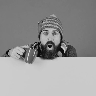 Sonbahar ve sıcak içecek mevsimi konsepti. Sakallı hippi.