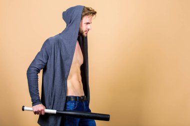 Saldırganlık ve öfke. Spor aktivitesi. Enerji dolu. Spor. Holigan maço vuruyor. Haydut çetesi ve çatışma. Beyzbol sopalı adam. Seksi kaslı erkek dövüşü. Tam konsantrasyon
