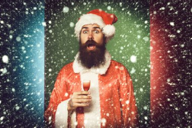 Renkli stüdyo geçmişine sahip yakışıklı, sakallı Noel Baba.